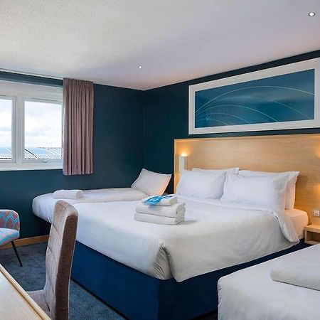 Travelodge Reading Whitley Номер фото
