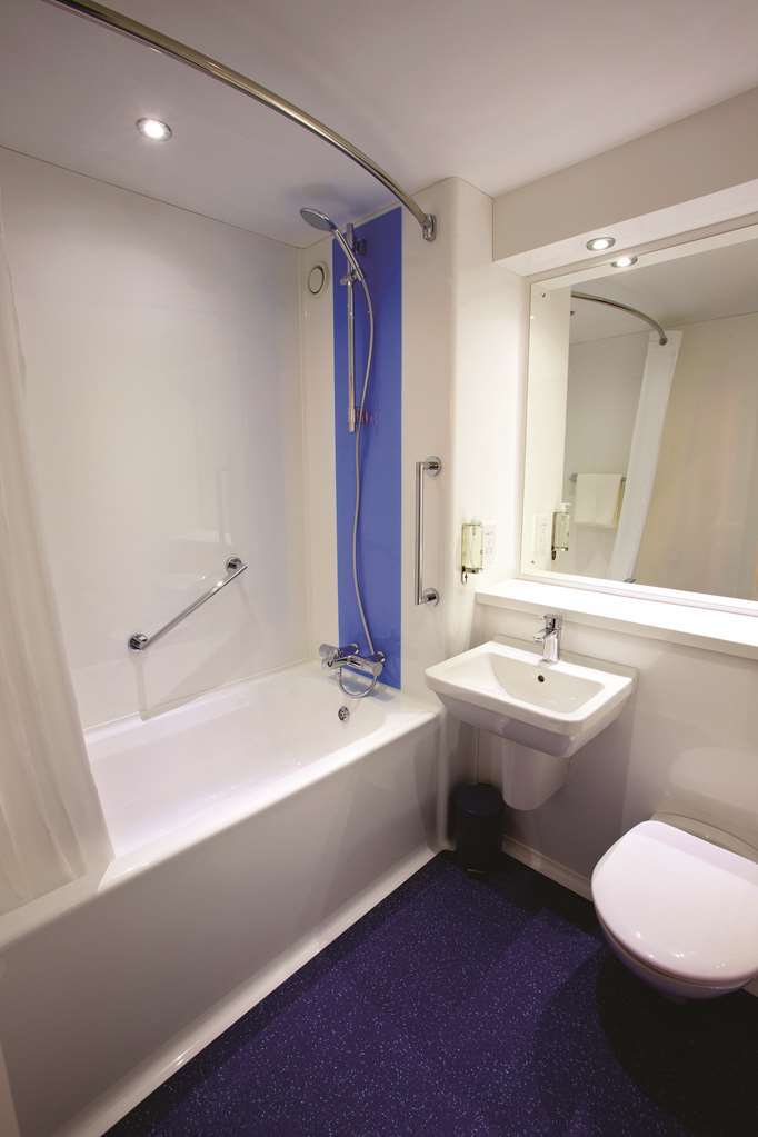 Travelodge Reading Whitley Номер фото
